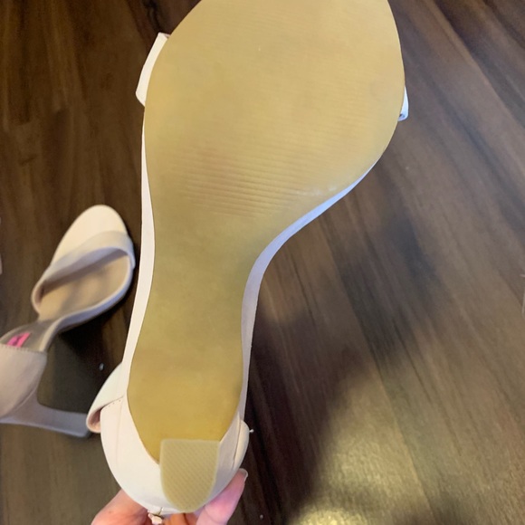 Betsey Johnson Size 9 Pink Heels - Picture 4 of 8